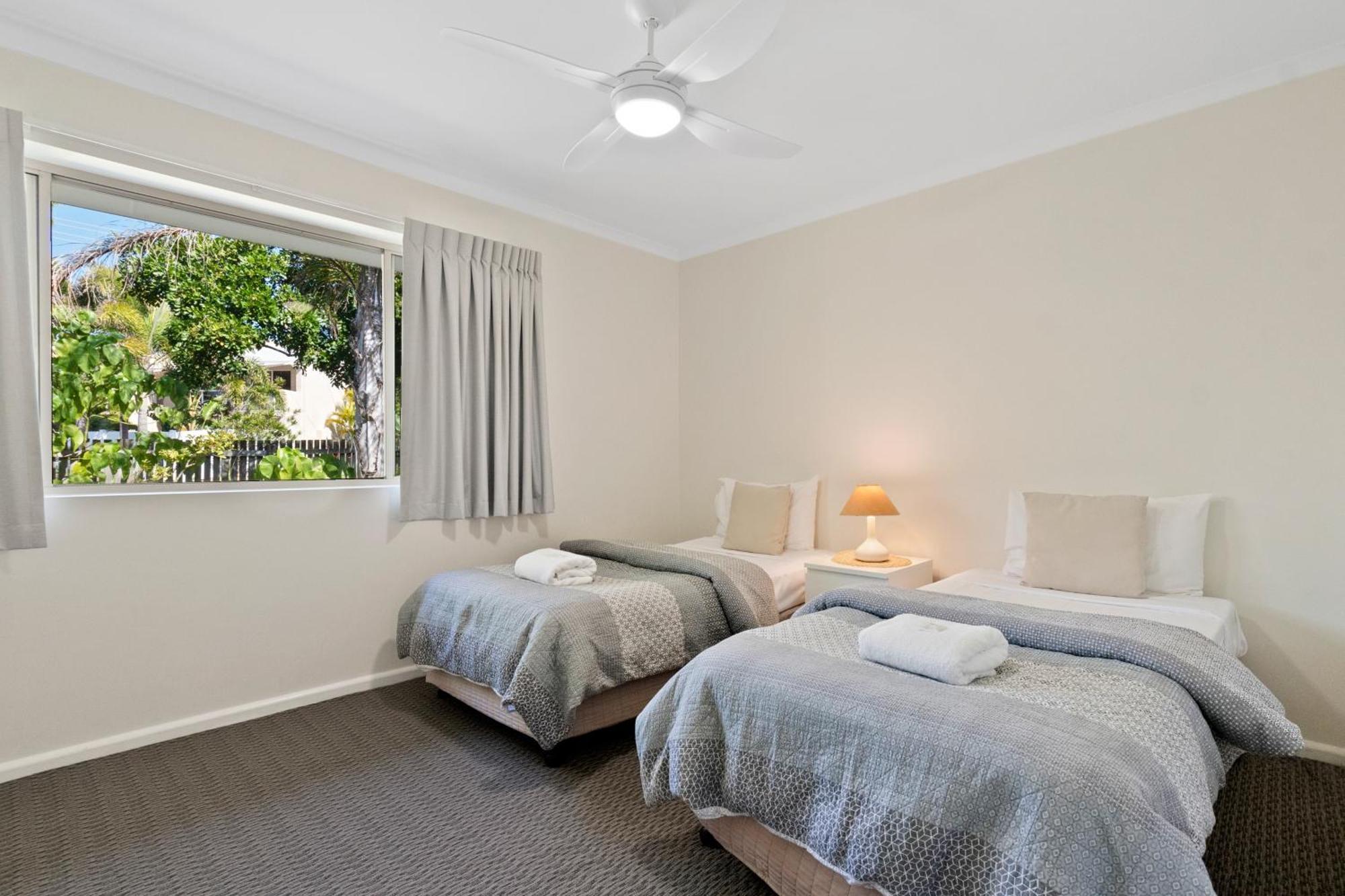 Beach Breakers Resort Sunrise Beach Extérieur photo