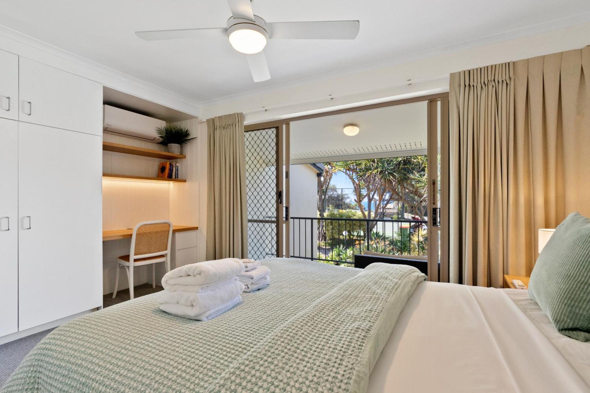 Beach Breakers Resort Sunrise Beach Extérieur photo