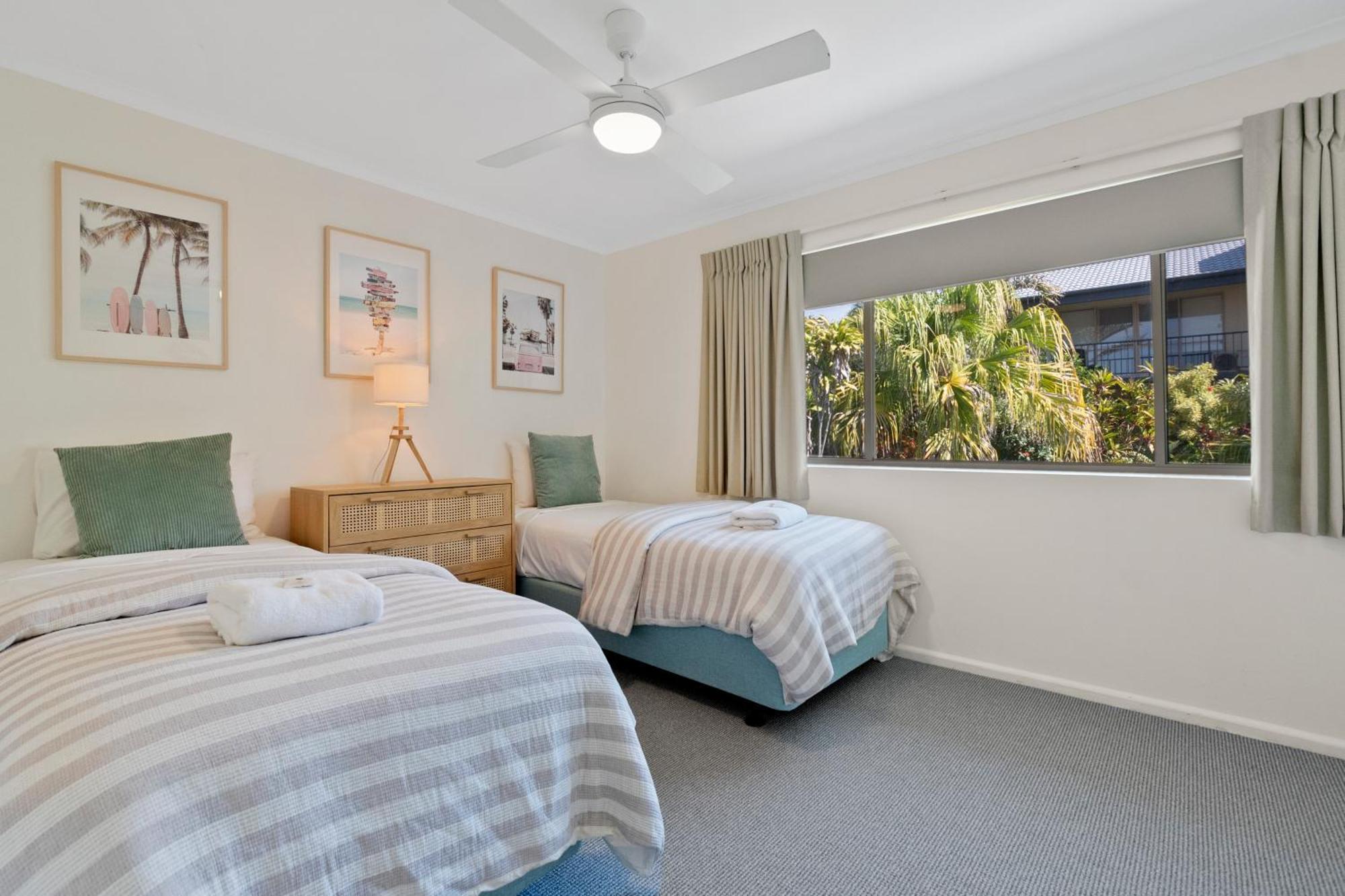 Beach Breakers Resort Sunrise Beach Extérieur photo
